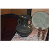 Image 2 : JAPANESE MIXED LOT: PORCELAIN TEA SET, SMALL KOKESHI DOLLS, ANTIQUED BRASS VASE, SQUARE PLATES & FAB