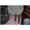 Image 4 : JAPANESE MIXED LOT: PORCELAIN TEA SET, SMALL KOKESHI DOLLS, ANTIQUED BRASS VASE, SQUARE PLATES & FAB