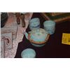 Image 6 : JAPANESE MIXED LOT: PORCELAIN TEA SET, SMALL KOKESHI DOLLS, ANTIQUED BRASS VASE, SQUARE PLATES & FAB