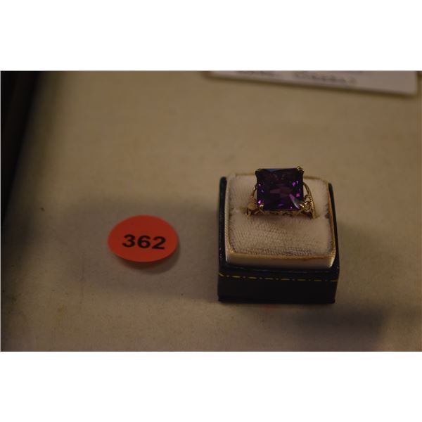 14K (TESTED) ALEXANDRITE (SYNTHETIC) RING, SIZE 7 (4.7 GTW)