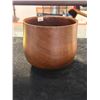 Image 3 : HAWAIIAN KOA WOOD BOWL; SIGNED SEPP KOCH, HONOLULU (6" X 5 3/4") (DOES NOT INCLUDE STAND)