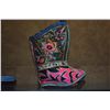 Image 4 : 2 PAIR VINTAGE CHINESE EMBROIDERED CHILD'S BOOTS (DOES NOT INCLUDE STAND)