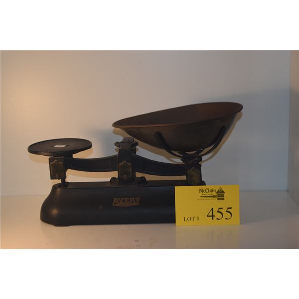 VINTAGE AVERY BALANCE SCALE W/BRASS PAN