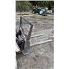 Image 2 : SKID STEER 4' FORK ATTACHMENT