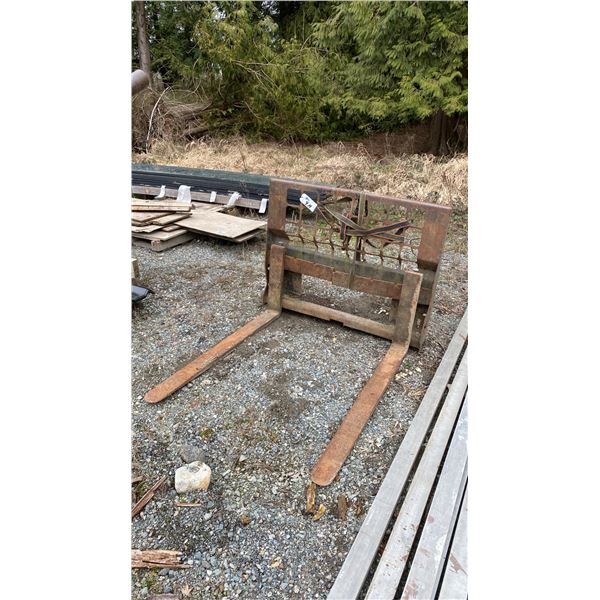 SKID STEER 4' FORK ATTACHMENT *RUST ISSUES, FORK TRACK BROKEN*