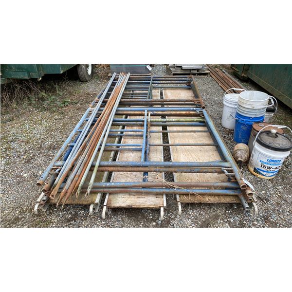 ASSORTED SCAFFOLDING PARTS INCLUDING; UPRIGHTS CROSSBEAMS & WALKWAYS