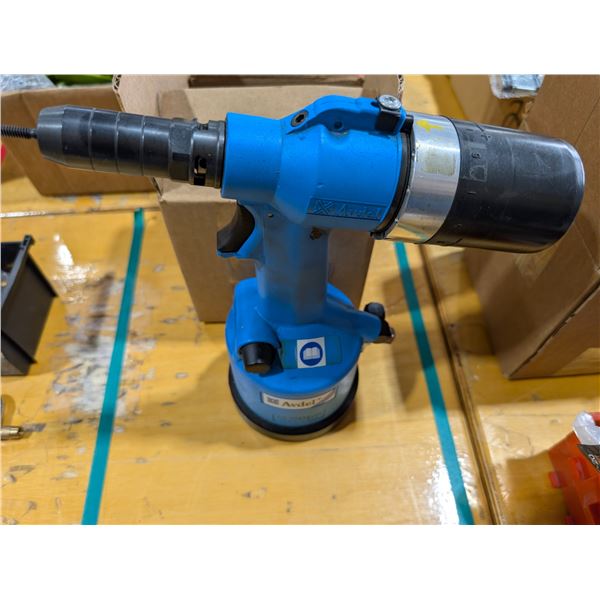 OUTIL À RIVETAGE PNEUMATIQUE AVDEL#74200 AVEC RIVETS