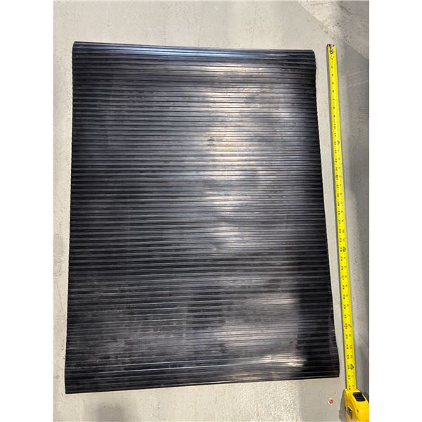 TAPIS EN CAOUTCHOUC 37"x27"