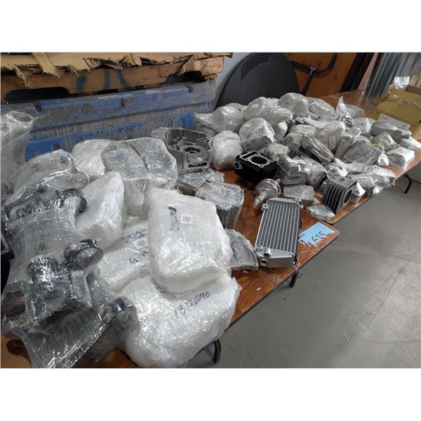 LOTDE PIÈCES MOTEUR & TRANSMISSION DE MOTO ASST EN MÉTAL