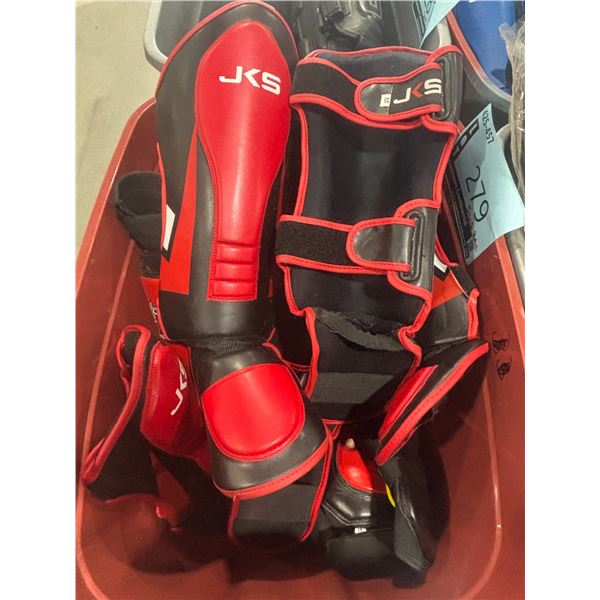 LOT: 5 PAIRES DE PROTÈGE-TIBIAS ASST