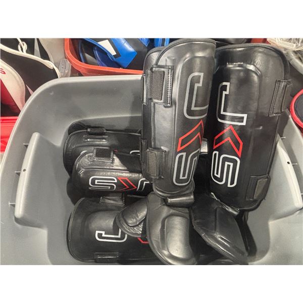 LOT: 5 PAIRES DE PROTÈGE-TIBIAS ASST