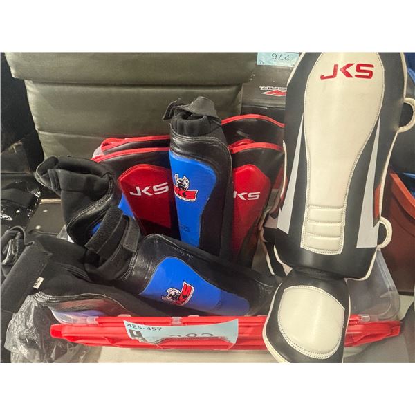 LOT: 6 PAIRES DE PROTÈGE-TIBIAS ASST