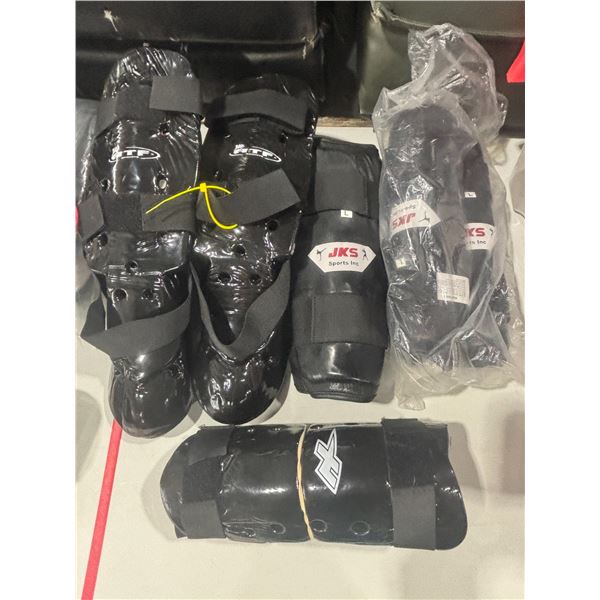 LOT DE 3 PAIRES DE PROTÈGE-BRAS & 1 PAIRES DE PROTÈGE-TIBIAS