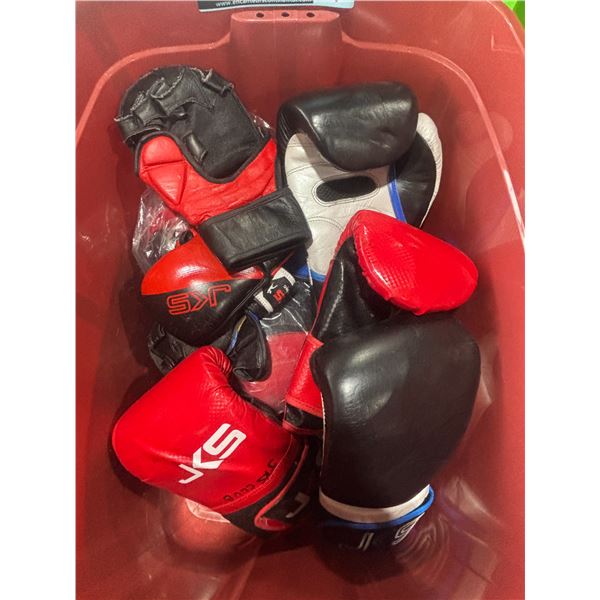 LOT DE 9 PAIRES DE GANTS DE BOXE LOGO JKS ASST