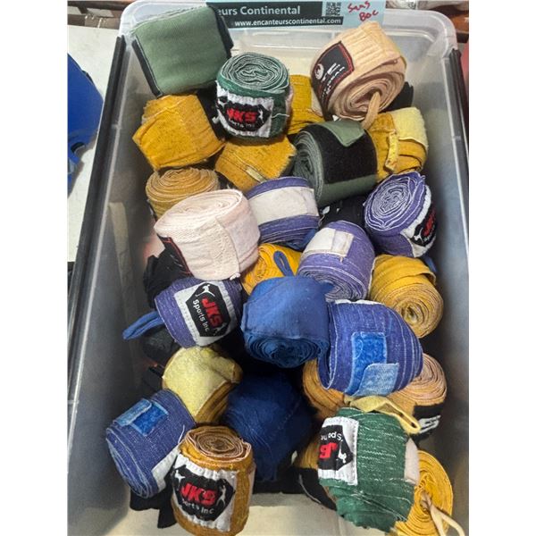 LOT: 70  BANDAGES POUR LES MAINS DU BOXEUR ASST