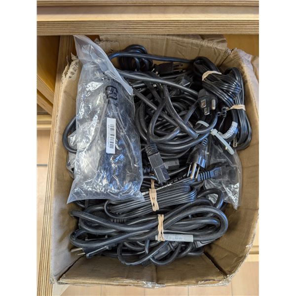 LOT: 20 LBS CABLES D'ALIMENTATION CLOVER 3-PRONG