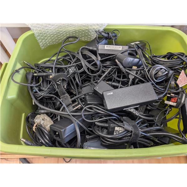 BAC RUBBERMAID 68.1L AVEC ADAPTATEURS AC/DC ASST.