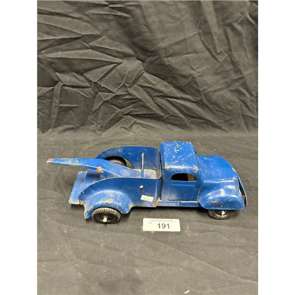 Vintage pressed steel Lincoln Toys Canada tow/wrecker truck, 14"