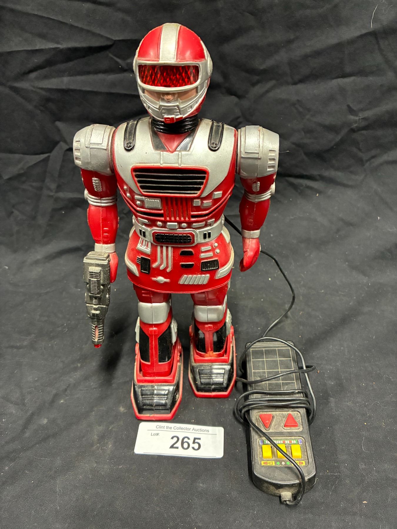 Vintage robot/spaceman toy with remote controle 10