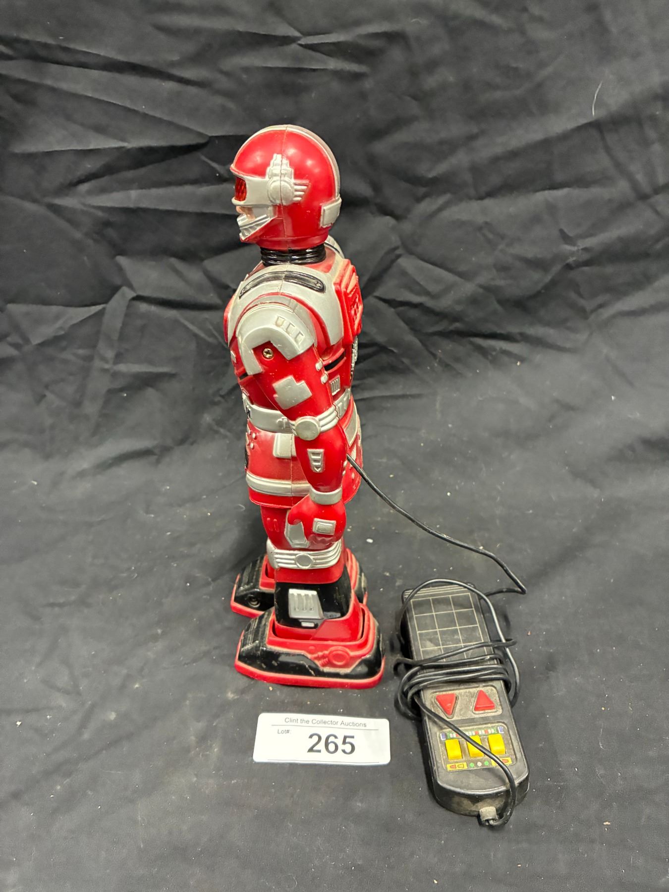 Vintage robot/spaceman toy with remote controle 10