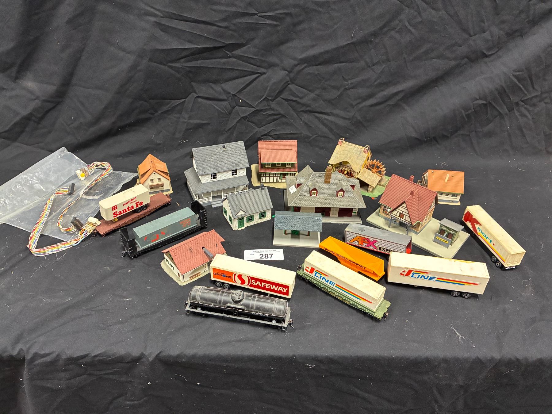 Lot inc vintage model houses and train pieces