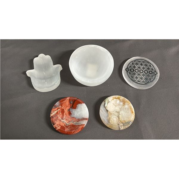 (5) PIECES OF CARVED AGATE & SELENITE