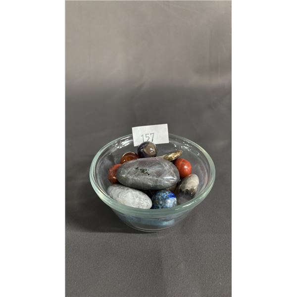 COLLECTION OF DENDRITIC AGATE, CRAZY LACE AGATE, AMMONITE FOSSIL & MORE: IN CLEAR GLASS BOWL