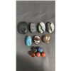 Image 2 : COLLECTION OF DENDRITIC AGATE, CRAZY LACE AGATE, AMMONITE FOSSIL & MORE: IN CLEAR GLASS BOWL