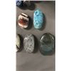 Image 3 : COLLECTION OF DENDRITIC AGATE, CRAZY LACE AGATE, AMMONITE FOSSIL & MORE: IN CLEAR GLASS BOWL