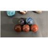 Image 5 : COLLECTION OF DENDRITIC AGATE, CRAZY LACE AGATE, AMMONITE FOSSIL & MORE: IN CLEAR GLASS BOWL