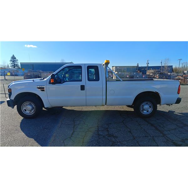 2010 FORD F250 SUPER DUTY XL, 2DR CREW CAB, WHITE, VIN 1FTSX2A55AEA88980,