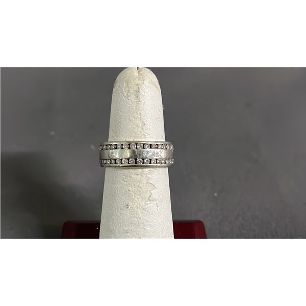 14KT WHITE GOLD DIAMOND RING: 32 ROUND BRILLIANT CUT NATURAL DIAMONDS (1.75 CTW)