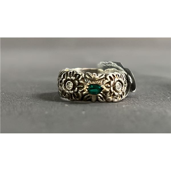 14KT WHITE GOLD PLATED EMBOSSED RING WITH GREEN GEMSTONE: SIZE 6.5