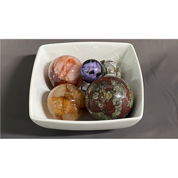 BOWL CONTAINING (5) CHAROITE, JASPER & ASSORTED QUARTZ SPHERES & (4) STANDS