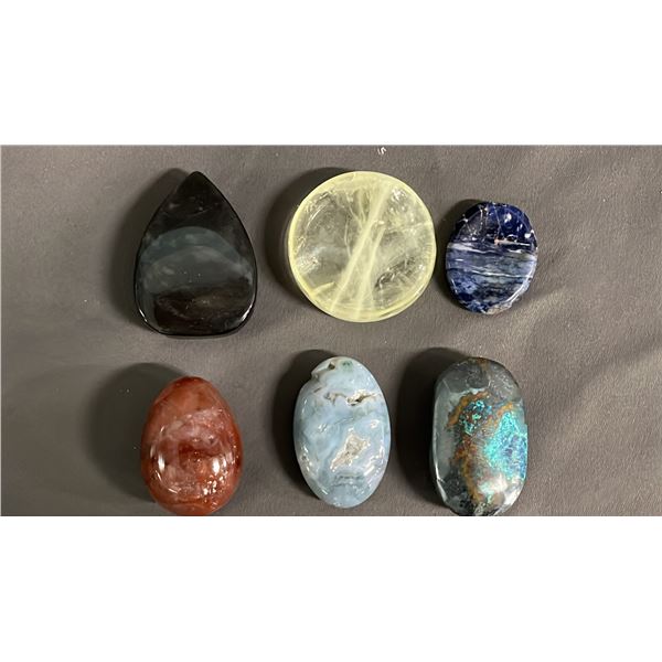 COLLECTION OF ASSORTED POLISHED STONES: OBSIDIAN, CHRYSOCOLLA, RED FIRE HEMATITE QUARTZ & MORE