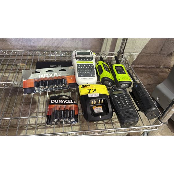 ASSORTED ITEMS INCLUDING; RADIOS, DURACELL AA BATTERIES, POWER BANK & LABEL MAKER