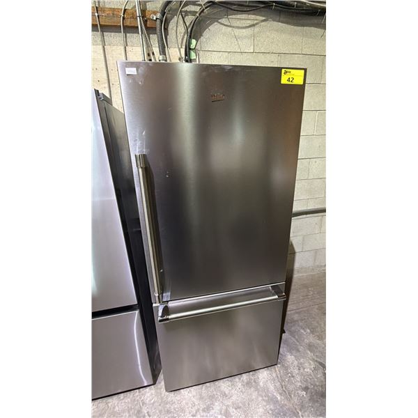 BEKO 30"W STAINLESS STEEL SWING DOOR REFRIGERATOR WITH BOTTOM FREEZER DRAWER