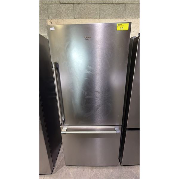 BEKO 30"W STAINLESS STEEL SWING DOOR REFRIGERATOR WITH BOTTOM FREEZER DRAWER: *NO HANDLES*
