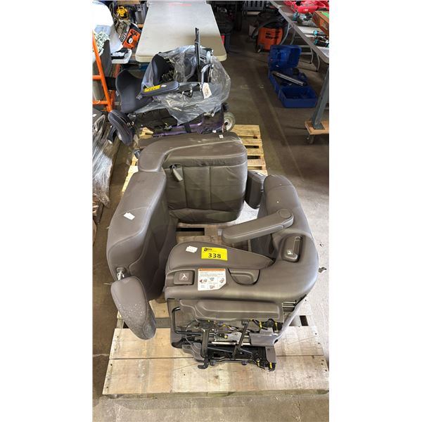 PAIR OF REMOVABLE CAR SEATS