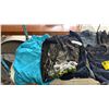 Image 2 : SHELF OF ASSORTED CLOTHING