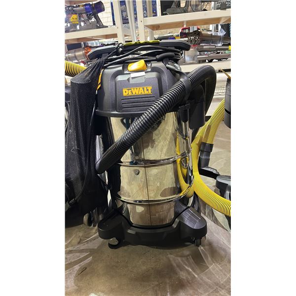 DEWALT 8 GALLON STAINLESS STEEL WET/ DRY VACUUM  (UNKNOWN WORKING CONDITION)