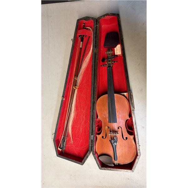 VINTAGE VIOLIN WITH BOW IN A CASE