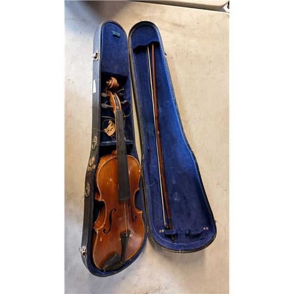 VINTAGE VIOLIN WITH BOW IN A CASE