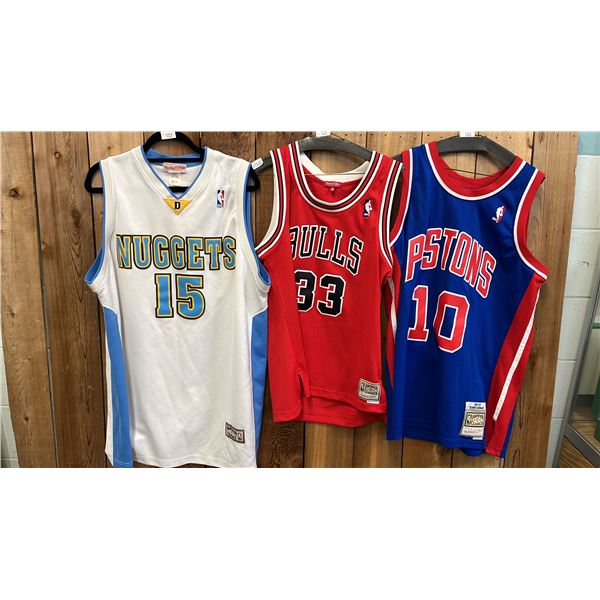 (3) ASSORTED MITCHELL & NESS BASKETBALL JERSEYS INCLUDING; DETROIT PISTONS DENNIS RODMAN SIZE L,