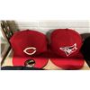 Image 5 : SHELF OF ASSORTED HATS INCLUDING; TORONTO BLUE JAYS, CINCINNATI REDS, ATLANTA BRAVES & MORE