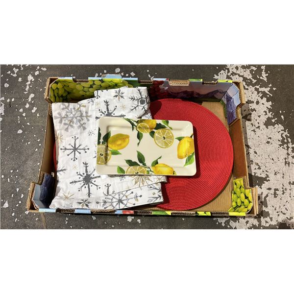 (16) ROUND 15" PLACE MATS, (4) SQUARE PLACE MATS & (1) CERAMIC 12" X 7" SERVING DISH