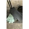 Image 4 : SHELF OF ASSORTED SAUTE PANS, BAKEWARE & OVEN MITTS