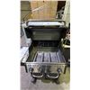 Image 3 : BROIL KING CROWN PORTABLE PROPANE BBQ (NO GRILL PLATES, NO ROTISSERIE, NO SHELF, 1 KNOB BROKEN