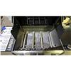 Image 4 : BROIL KING CROWN PORTABLE PROPANE BBQ (NO GRILL PLATES, NO ROTISSERIE, NO SHELF, 1 KNOB BROKEN