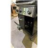 Image 5 : BROIL KING CROWN PORTABLE PROPANE BBQ (NO GRILL PLATES, NO ROTISSERIE, NO SHELF, 1 KNOB BROKEN